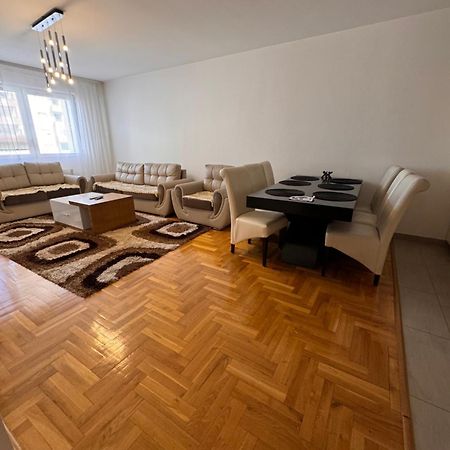 Big Spacious Apartment In Pej Center With Wi-Fi Peje Bagian luar foto