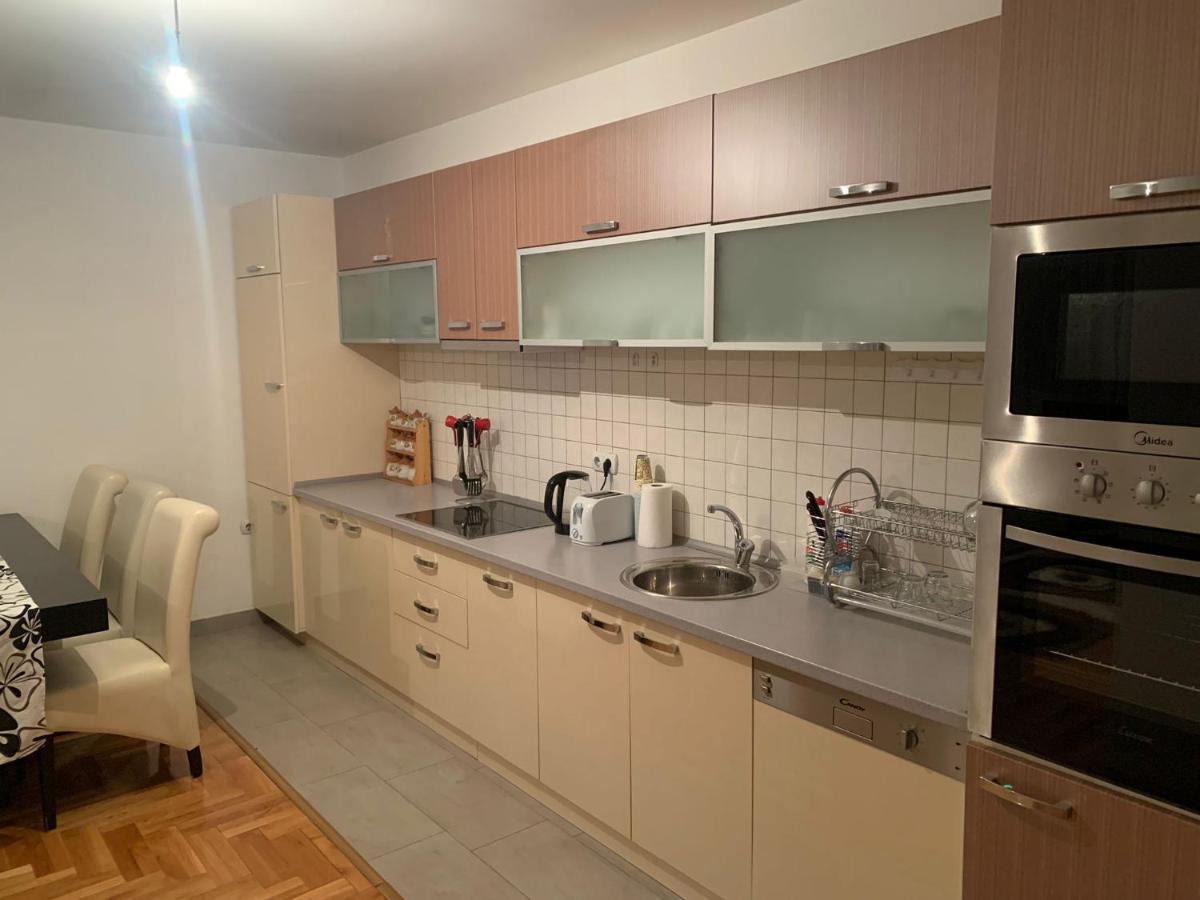 Big Spacious Apartment In Pej Center With Wi-Fi Peje Bagian luar foto