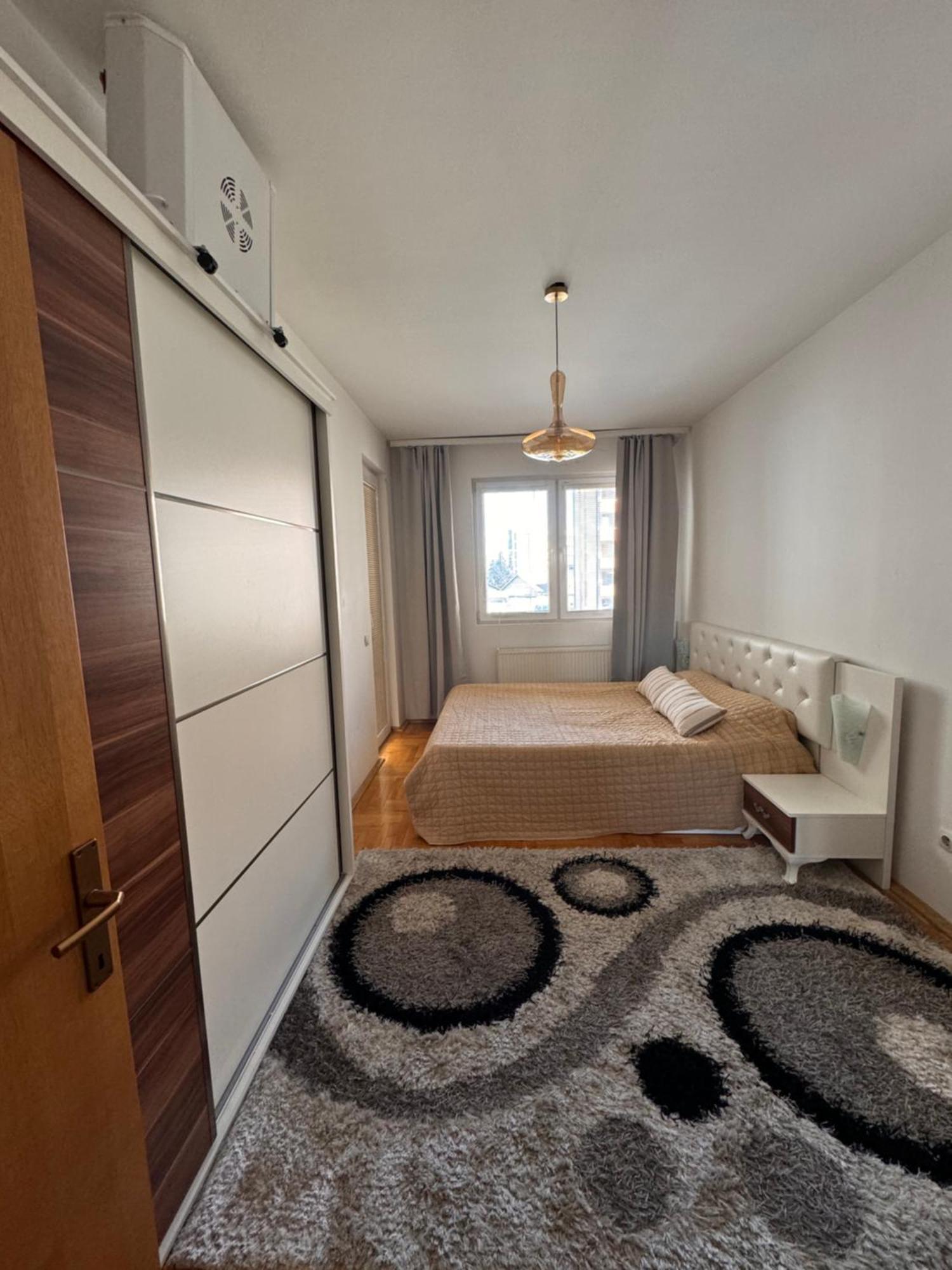 Big Spacious Apartment In Pej Center With Wi-Fi Peje Bagian luar foto