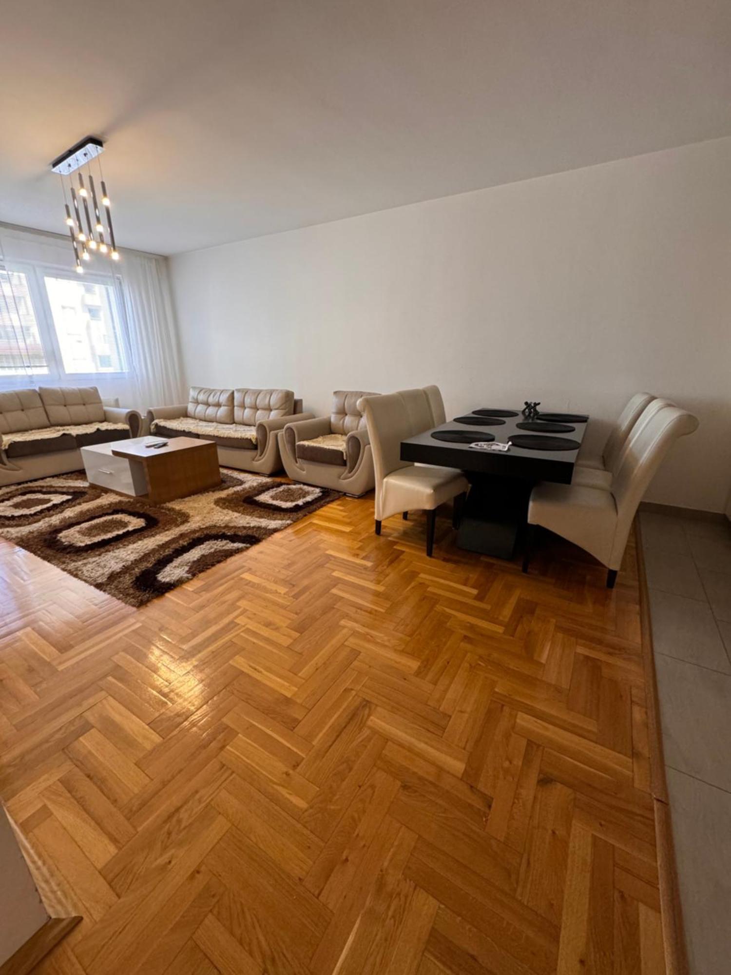 Big Spacious Apartment In Pej Center With Wi-Fi Peje Bagian luar foto