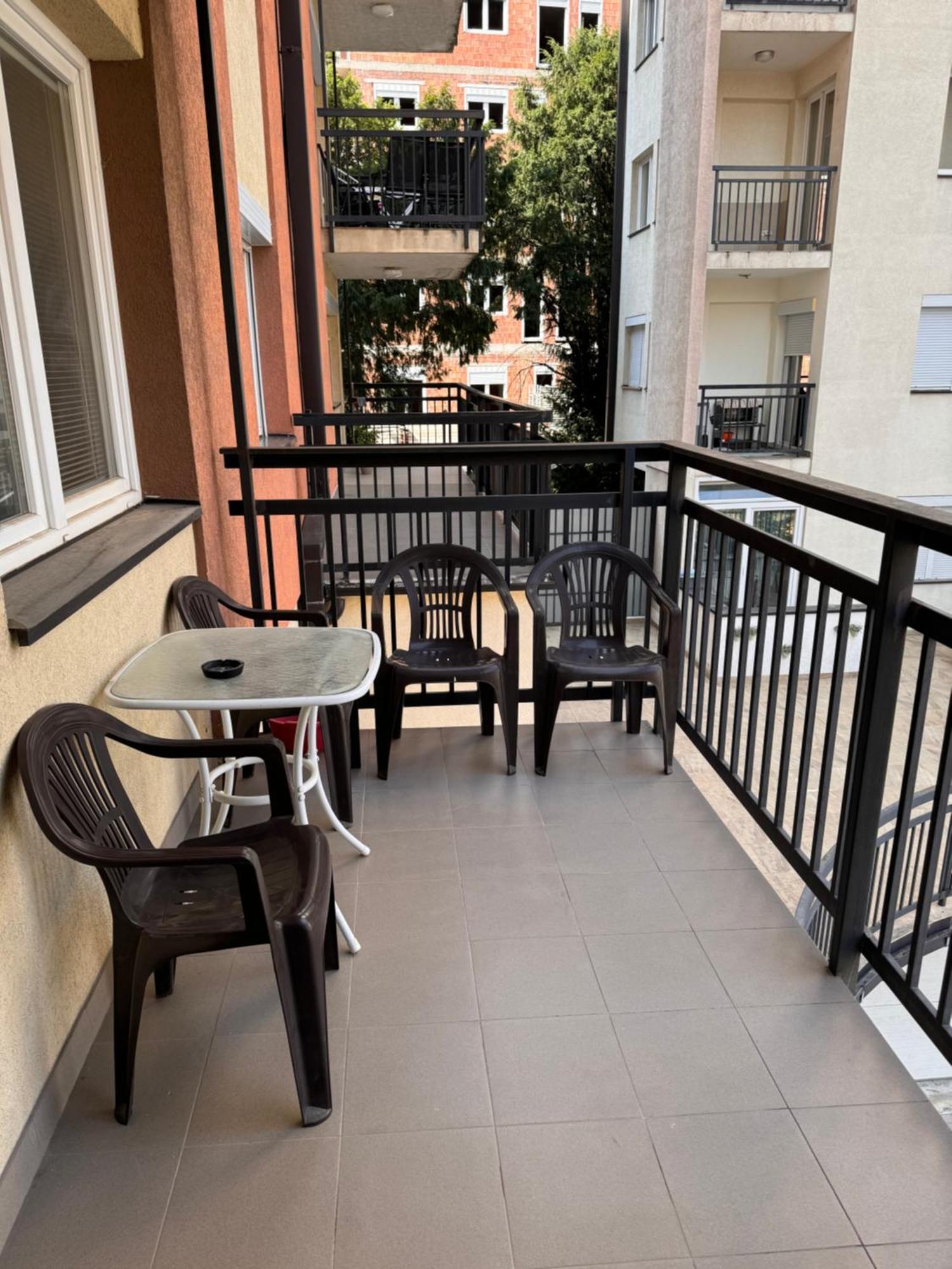 Big Spacious Apartment In Pej Center With Wi-Fi Peje Bagian luar foto